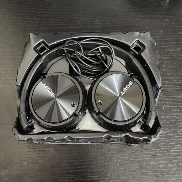 Sony Noise Canceling Headphones - Picture 2 of 5